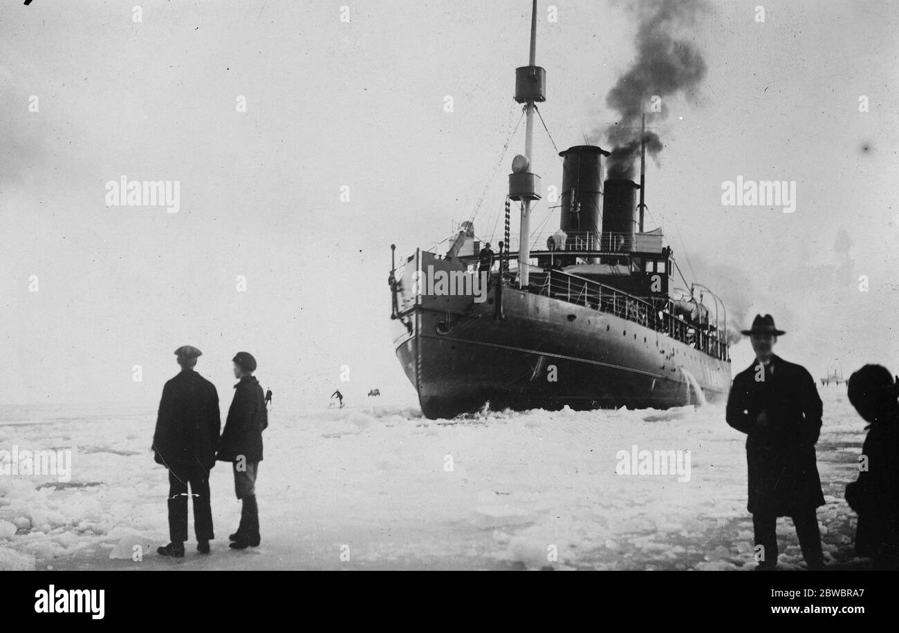 König Winter kommt nach Finnland. Ein Bild zeigt den finnischen Eisbrecher 'Tarmo' bei der Arbeit bei Hango. Dezember 1926 Stockfoto