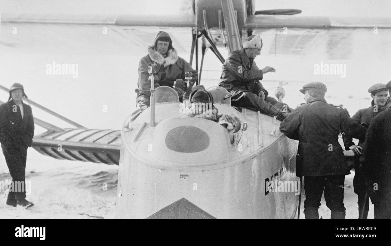 Geheimnis von Amundsen , erste Fotos vom Start der Amundsen Ellsworth Polarflug Ellsworth ' s Flugzeug , N24 bereit zu starten . Ellsworth vorne, Dietrichsen im Pilotensitz und Omdal der Mechaniker rechts am 17. Juni 1925 Stockfoto