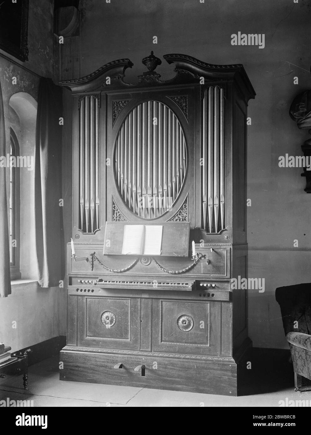 Historische Orgel für Eton College. Herr William Wyndham von Orchard Wyndham hat dem Eton College eine kleine Orgel von historischem Interesse präsentiert. Diese Orgel wurde 1760 für König Georg III von Metzler gebaut. Die Orgel, die Eton von Herrn Wyndham gegeben wurde. Februar 1926 Stockfoto