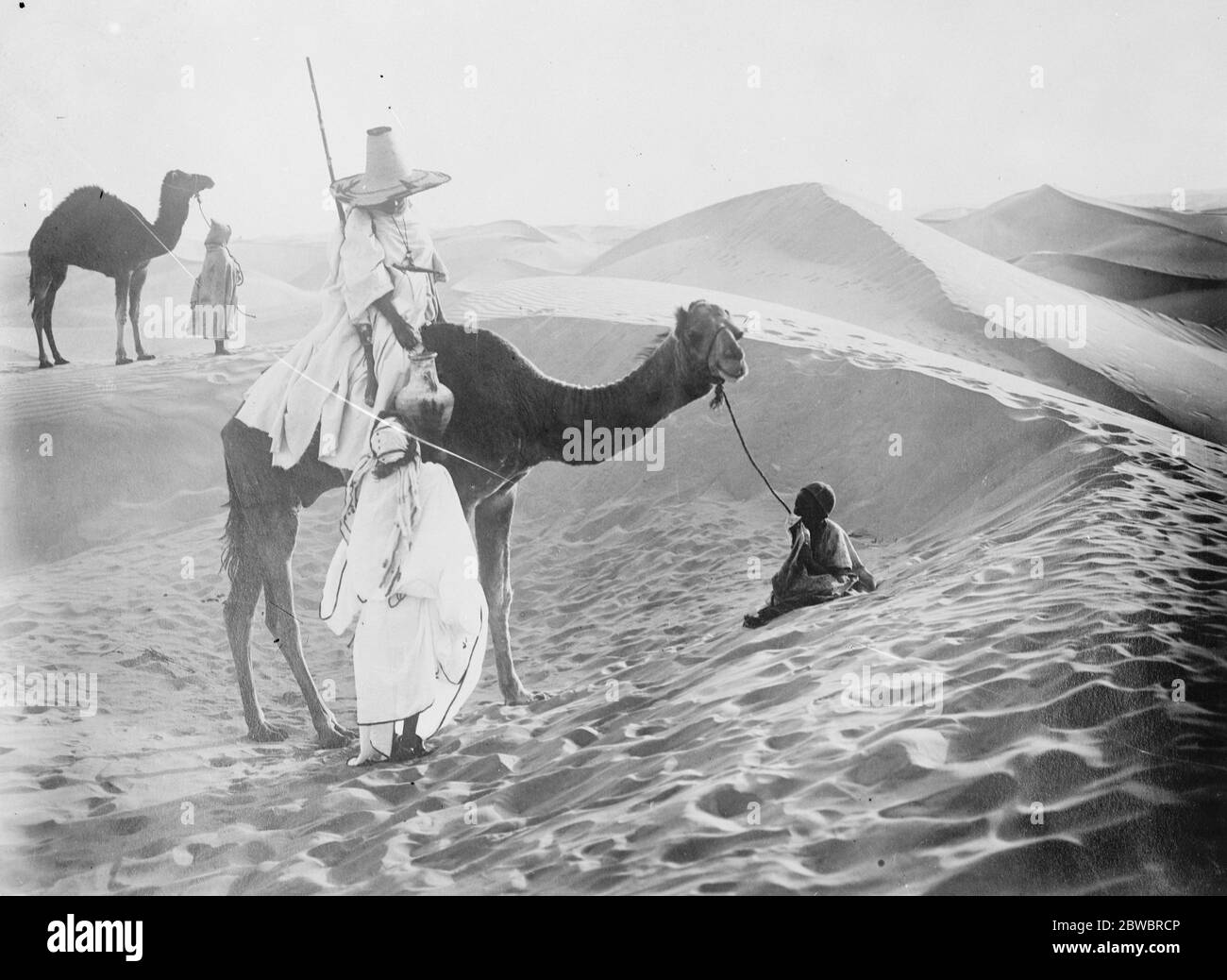 Wo sie nicht haben Überschwemmungen . Eine Szene in der Sahara, zeigt einen arabischen Stammesmann, der einem weniger glücklichen Wanderer zu Fuß Wasser gibt. 12. Januar 1926 Stockfoto