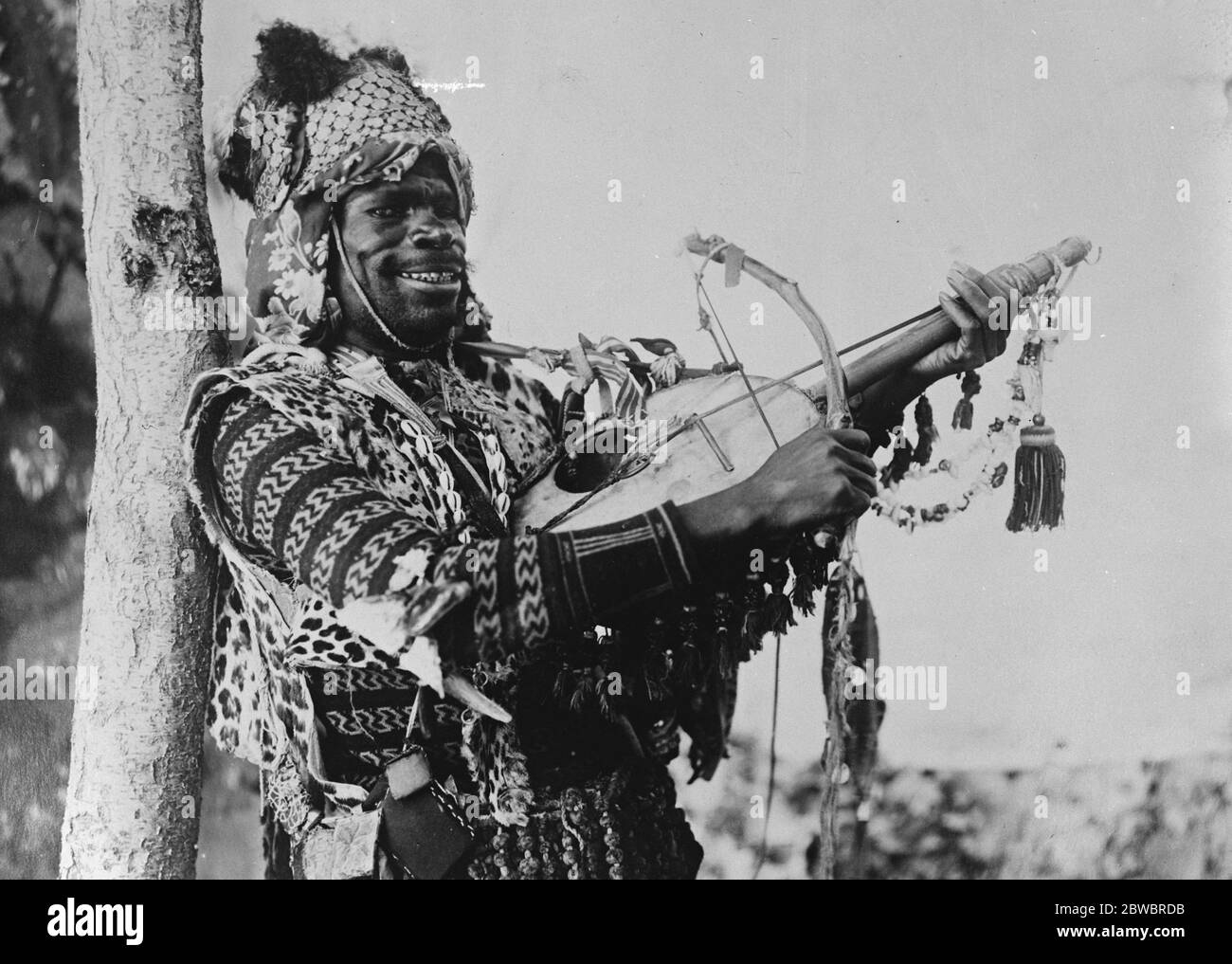 Ein patriotischer Untertanen seiner Majestät EIN Bild aus dem Sudan, das einen einheimischen Krieger mit seinem Instrument zeigt, das "Gott rettet den König" spielt 16. Januar 1926 Stockfoto