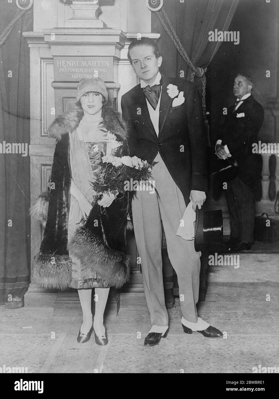 Bemerkenswerte Hochzeit in Paris . Die Hochzeit fand in Paris von Mons. Stanislas de la Rochefouccauld und Mlle Alice Coccea Braut und Bräutigam . Januar 1926 Stockfoto