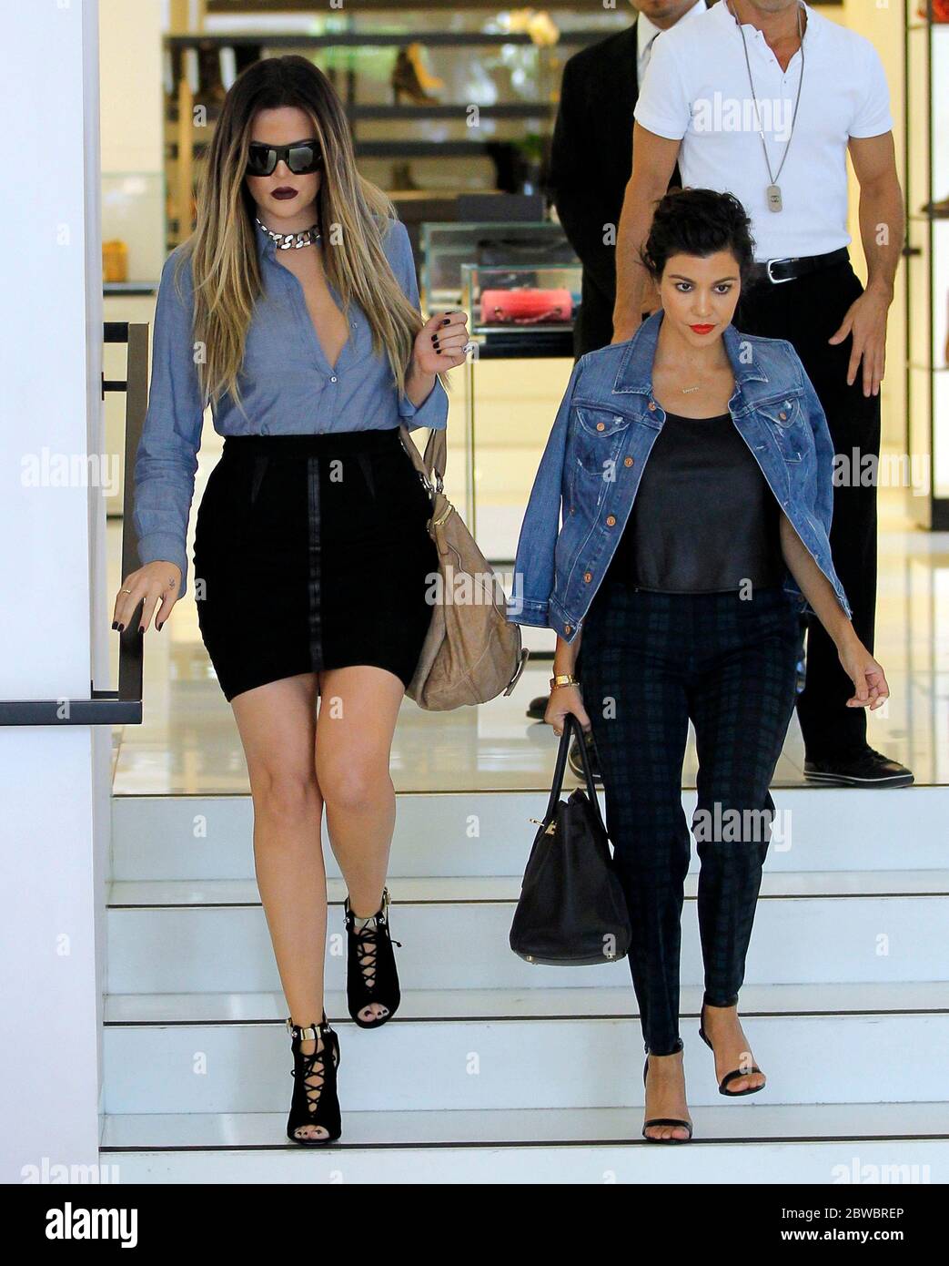 Khloe Kardashian trägt ihre Ringe beim Einkaufen mit Schwester Kourtney Kardashian in Beverly Hills, CA 17. Oktober 2013 Stockfoto