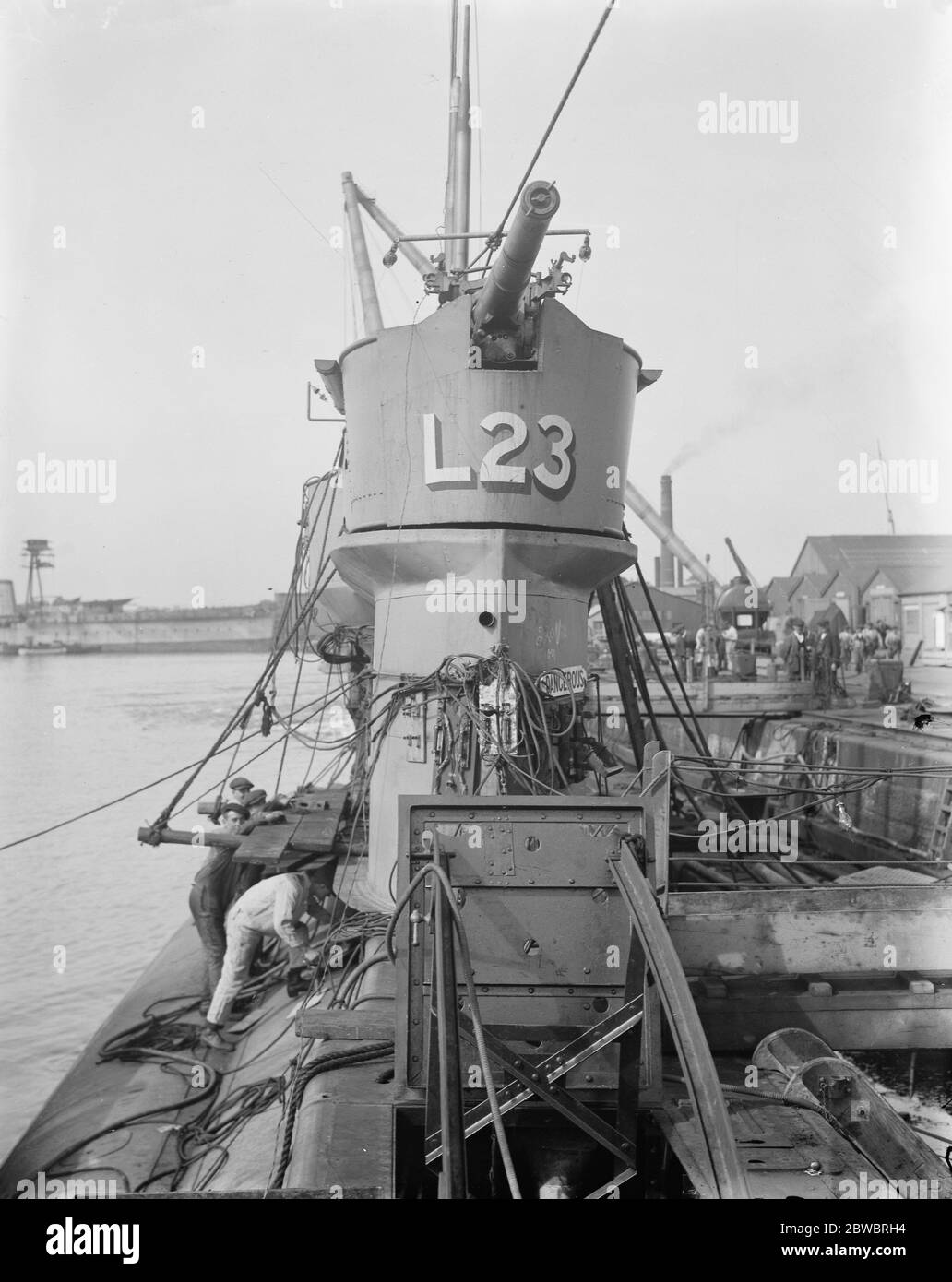 Vier Zoll-Kanone auf conning Turm des neuen britischen U-Boot die vier Zoll-Kanone auf dem conning Turm von L 23 . Es ist ein auffallendes Merkmal der Bewaffnung dieses neuen britischen Schiffes 19 September 1924 Stockfoto