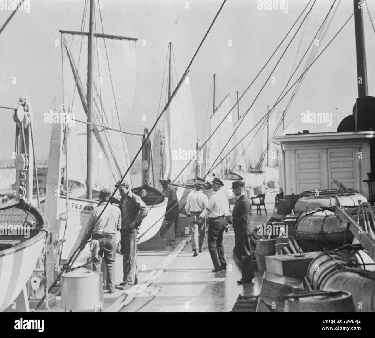 Neues Segellife Boot gibt Liner ein queeres Aussehen EIN Deck Blick auf den Pazifik-Liner Harvard jetzt im Trockendock in Los Angeles , wo sie mit Segel-Rettungsboote ausgestattet wird 12 Februar 1926 Stockfoto