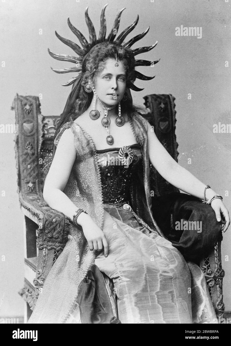Die Königin der Rumänisch in Amateur-Theatralik . Die Königin von Rumänien als "die Königin in einem rumänischen historischen Spiel von Mitgliedern und Freunden der königlichen Familie im Jahr 1896. 14. Oktober 1926 Stockfoto