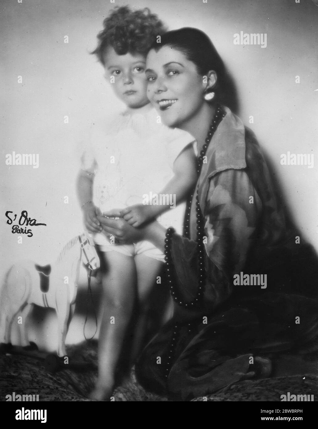 Das Idol der Pariser Bühne . Mlle Spinelly, das Idol der Pariser Theaterbesucher, mit ihrem Sohn Manuel, der als kleine SPI bekannt ist. Dezember 1925 Stockfoto