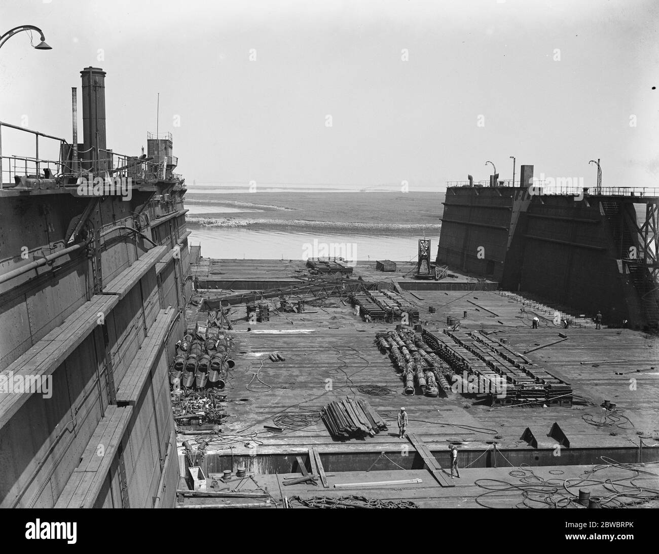 Riesige deutsche schwimmende Dock zu helfen, in der Aufzucht großen deutschen Kriegsschiff bei Scapa Flow 12 Juni 1925 Stockfoto
