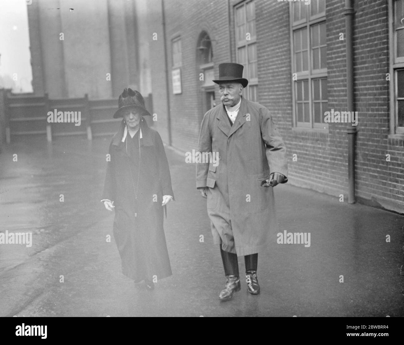 Sir Frederick Macmillan stimmt in Jagdkleidung ab. Sir Frederick Macmillan verlässt das Wahllokal, nachdem er seine Stimme in der St. Marylebone Division aufgezeichnet hat. 29. Oktober 1924 Stockfoto