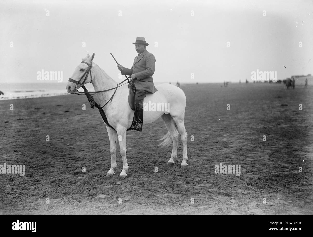 Jodhpur Polo Team Champions von Indien mit ihren Ponys und Dusky Begleiter bei Minehead Major Williams, Militärberater für den Jodhpur Staat, auf "reproof", auf dem Sand. April 1925 Stockfoto