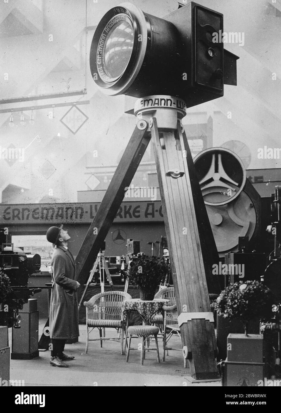 Ein Schnappriesen im Kamerastand EINE riesige Kamera auf der Fotomesse in Berlin. Es steht über 30 Meter hoch und nimmt sofortige Fotos von künstlichem Licht 28 September 1925 Stockfoto