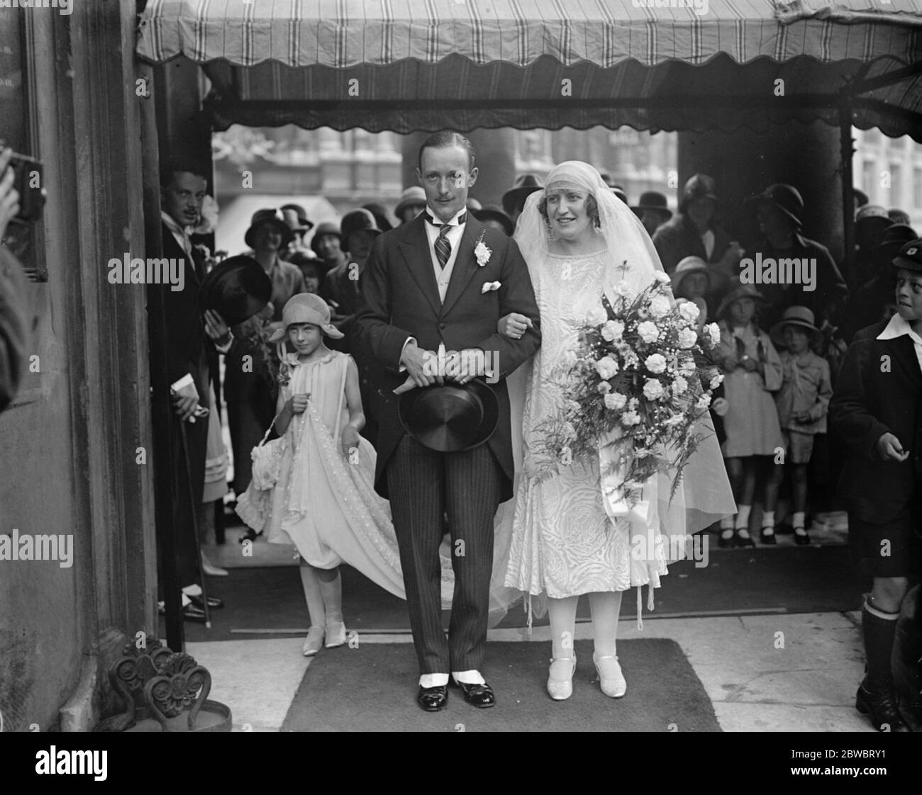 Sir Arthur und Lady Blake ' s Sohn Weds die Ehe zwischen Herrn R A Blake und Miss I Boobbyer fand in der Kirche All Souls , Langham Place 6 August 1925 Stockfoto