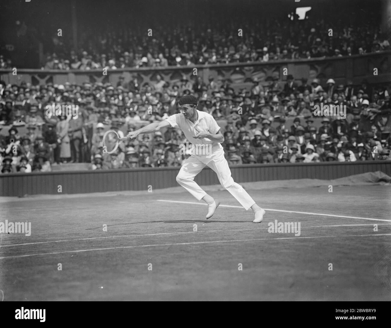 Finale der Männer Rasen Tennis Meisterschaft. Borotra im Spiel gegen Lacoste . Juli 1924 Stockfoto