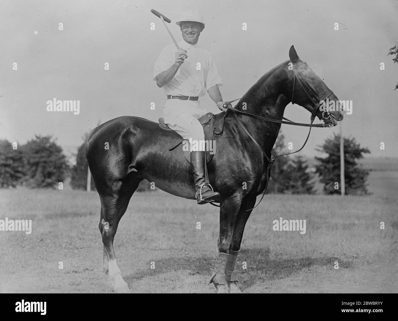 Cinema Star als Polospieler . Will Rogers ist Mitglied des Meadow Laks Polo Teams in Philadelphia, die in den Long Island Turnieren spielen. August 1925 Stockfoto