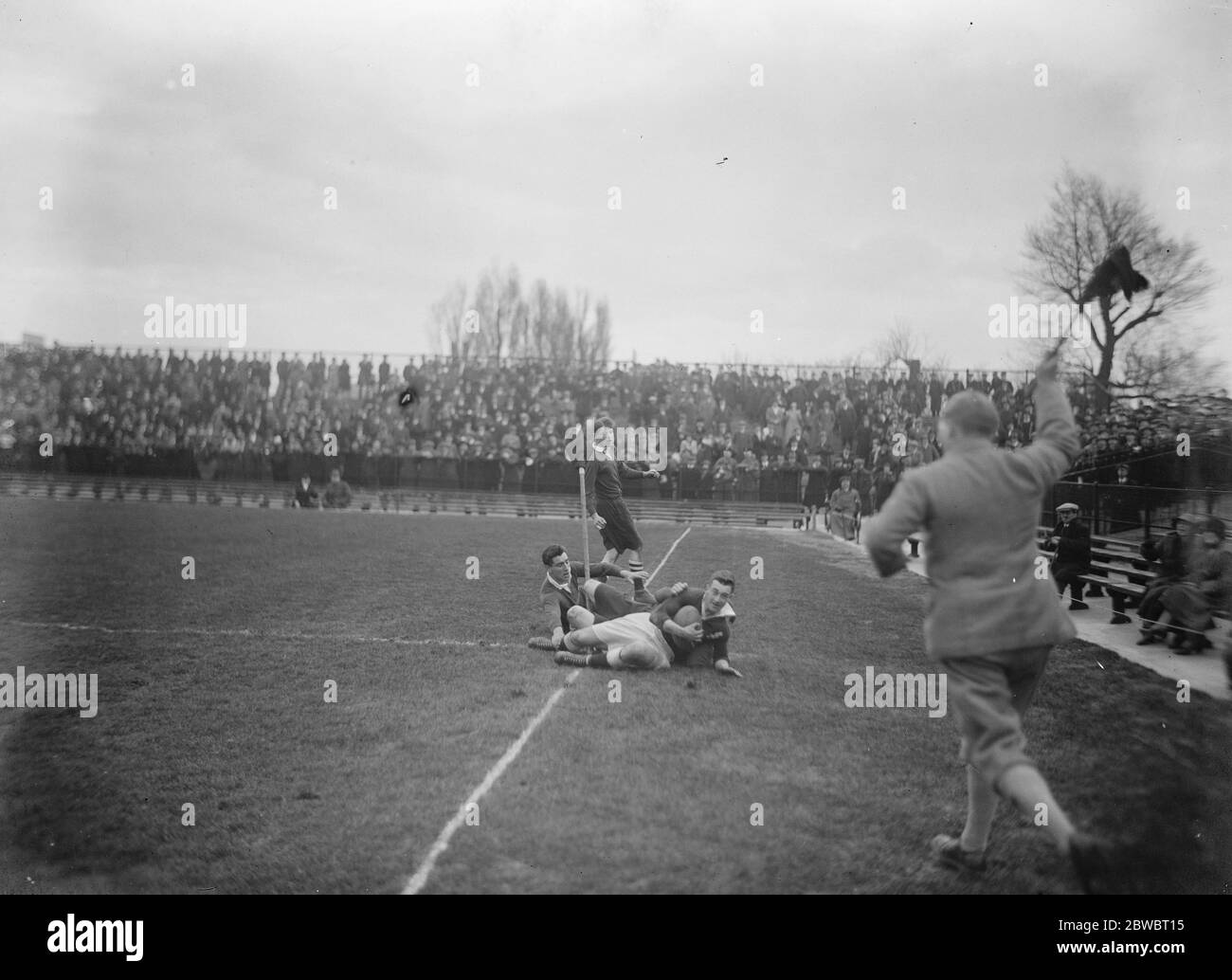 Rugby-Spiel zwischen Armee und Marine in Twickenham . Capt W H Stevenson Scoring den ersten Versuch des Spiels für die Armee . März 1925 Stockfoto