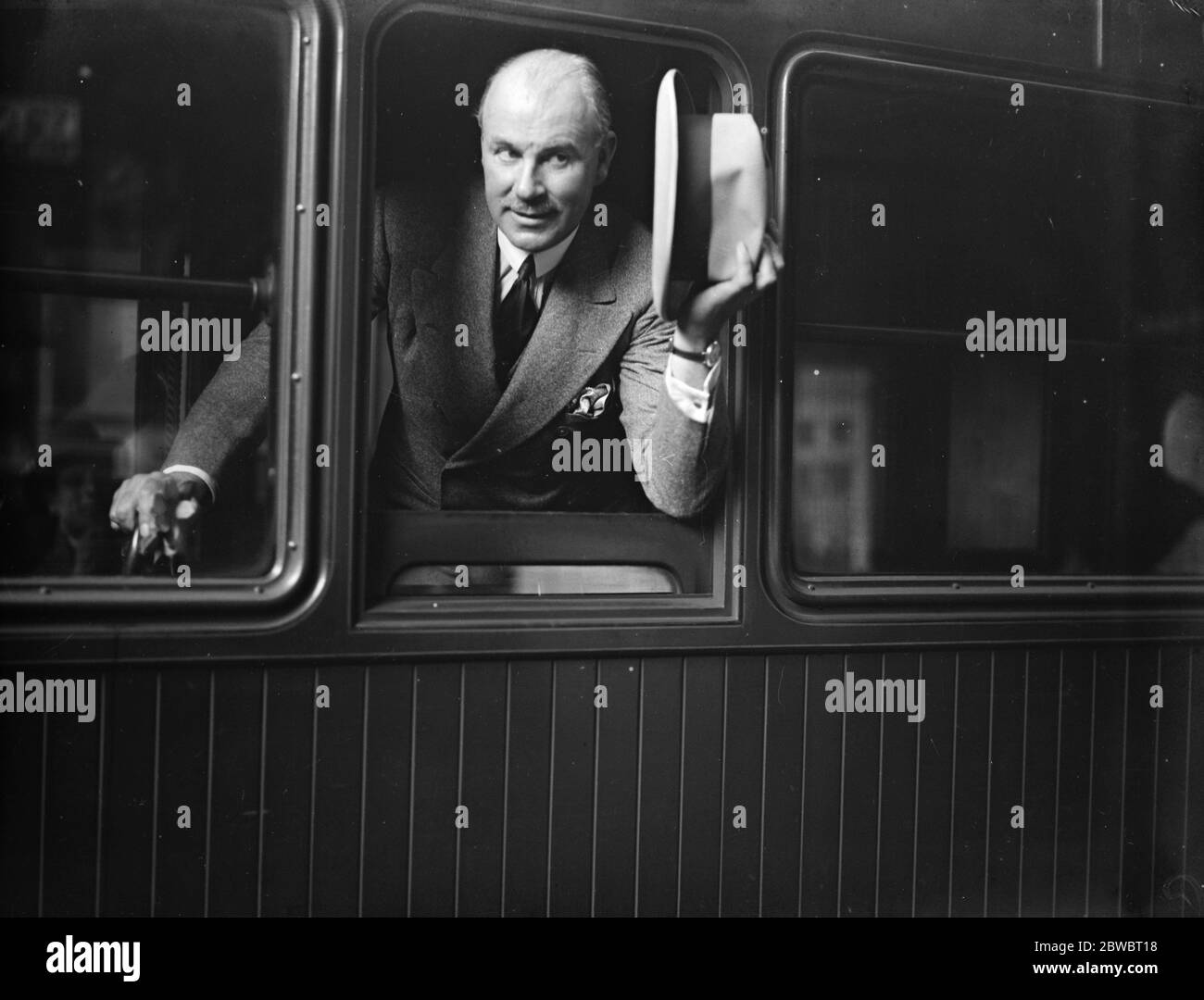 Sir Edward Grigg geht nach Indien. Nach einer Verzögerung von einem Tag durch Krankheit seines achtzehn Monate alten Sohn, Sir Edward Grigg verließ London heute Morgen. Sir Edward Grigg auf dem Bootszug in London . 11. September 1925 Stockfoto