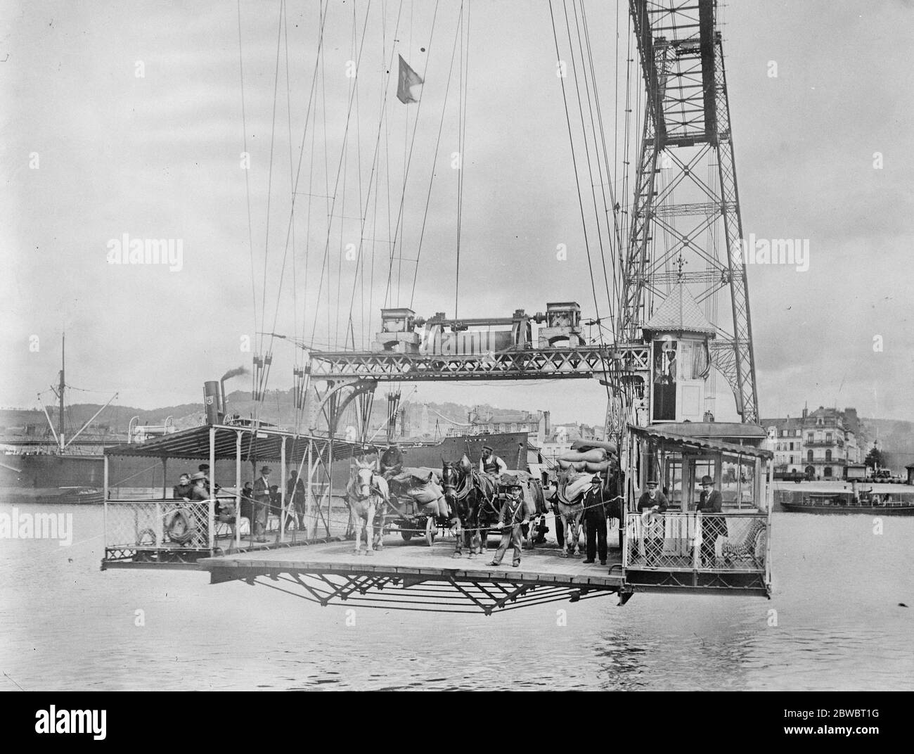 Rouen 's nützlichsten Brücke. Ein Interessantes Bild des großen Transbordeur über die seine. Das Bild zeigt Fahrgäste und Fahrzeugverkehr, die auf dem linken Ufer ankommen. 21. Januar 1925 Stockfoto