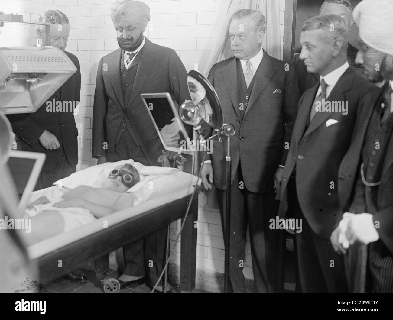 Maharajah von Patiala besucht Sonnenlicht Klinik im Humanity House, Tufton Street, Westminster. Der Maharadscha beobachtet eines der Kinder in der Behandlung. Bis 11. August 1925 Stockfoto