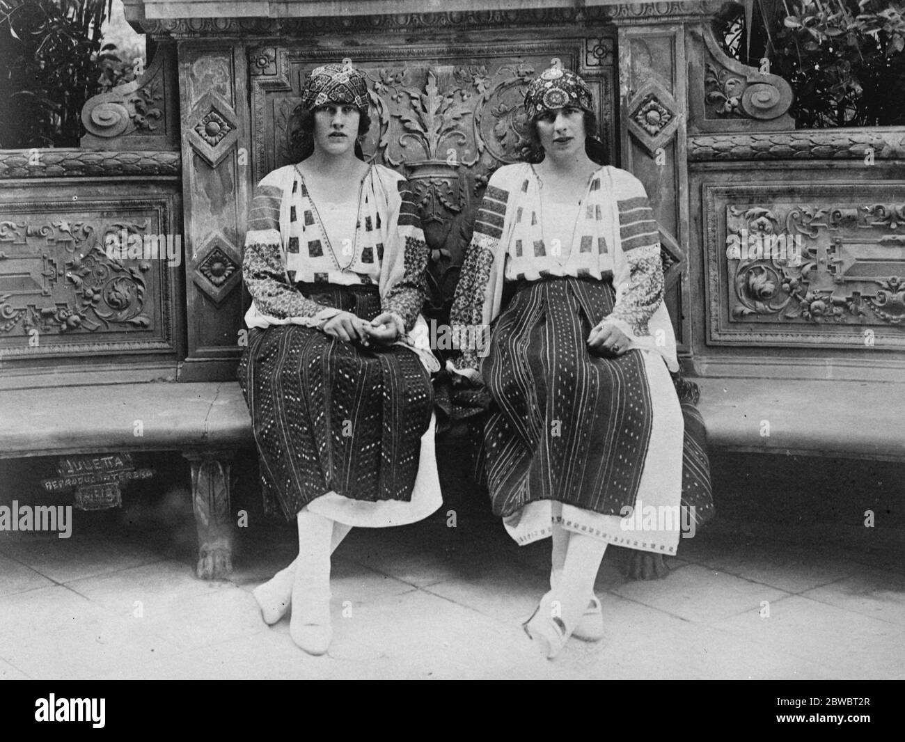 Zukünftige Königin und ihre Schwester in Nationalkostüm. Die Kronprinzessin von Rumänien mit ihrer Schwester (links) Prinzessin Irene von Griechenland, die rumänische Nationaltracht trägt. 22. September 1925 Stockfoto
