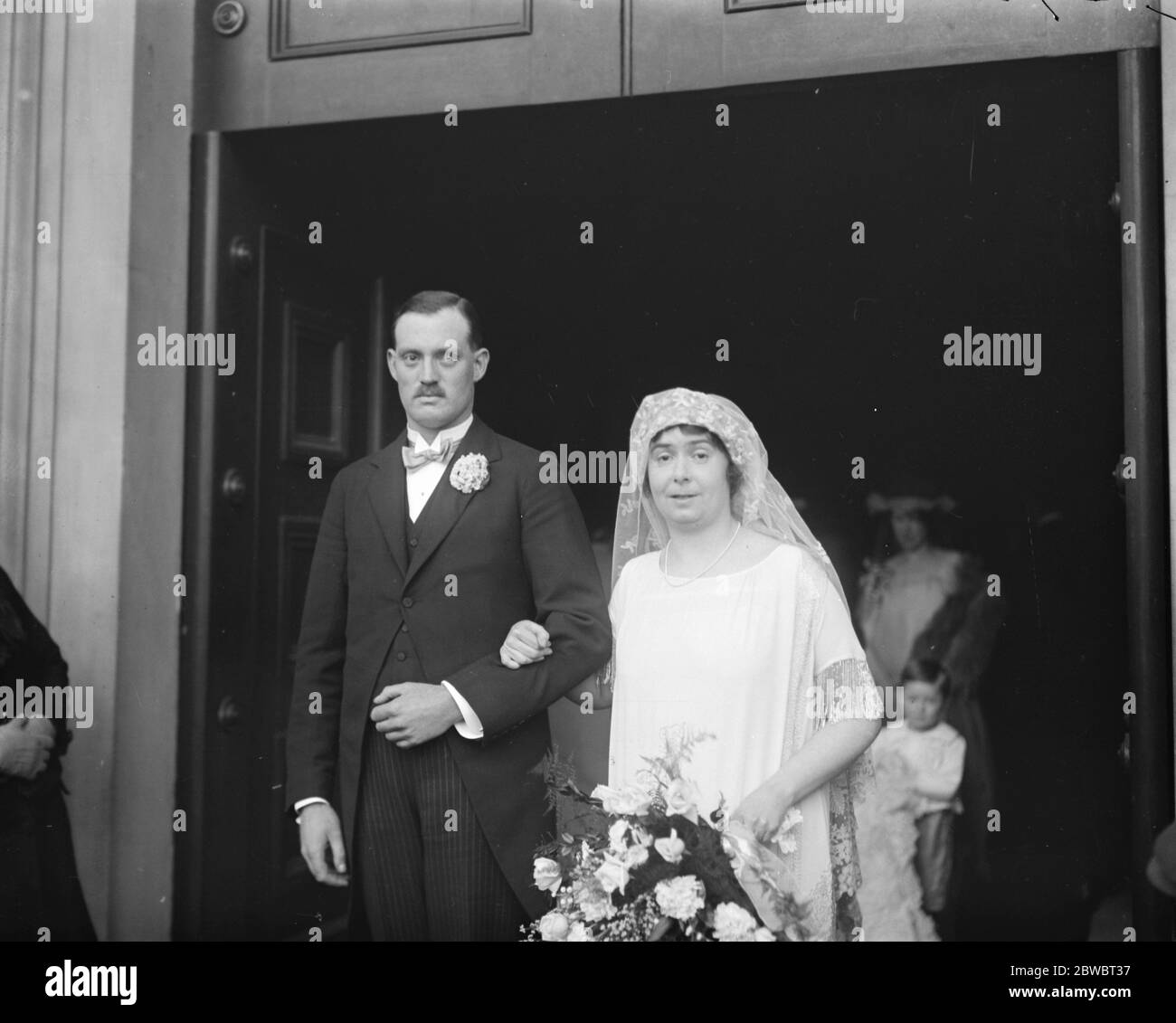 Die Tochter von Hon Lady Abdy, die Frau Violet Abdy und Herr Hugh Godsal heirateten am 5. Januar 1925 auf dem Petersplatz Stockfoto
