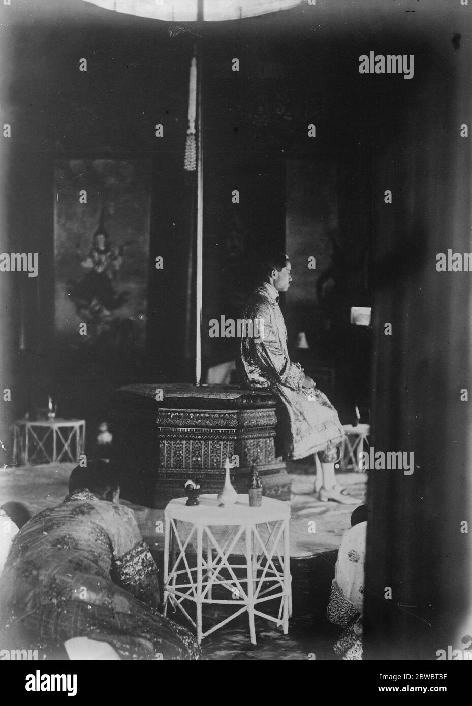Krönung des Königs von Siam in Bangkok. Der König auf dem achteckigen Thron. 29 März 1926 Stockfoto