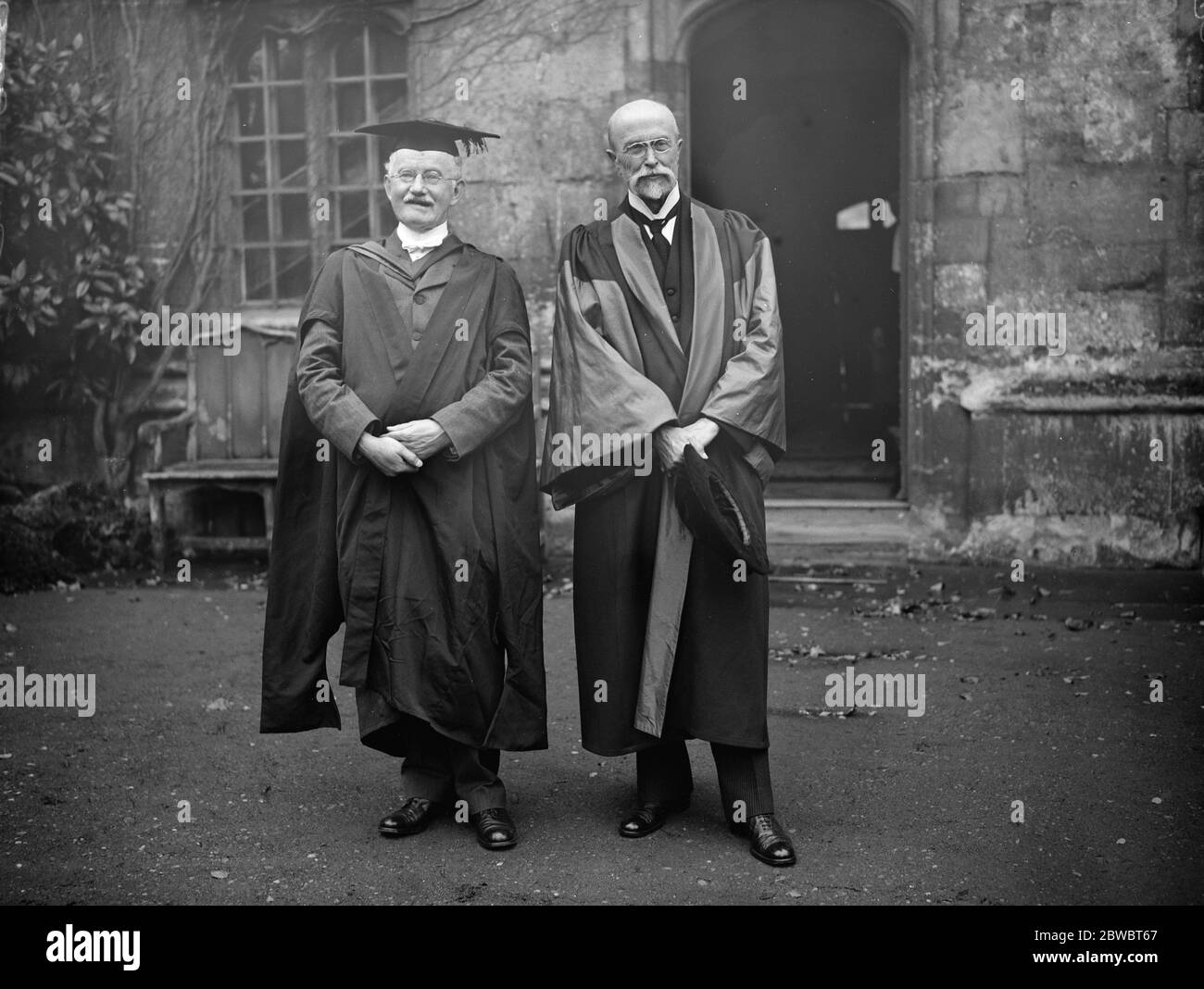 Präsident Masaryk erhält Oxford Grad. Präsident Masaryk mit dem Vizekanzler, Herrn Joseph Wells, MA. 23. Oktober 1923 Stockfoto