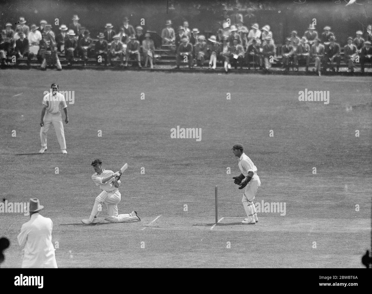 Surrey gegen Sussex in Brighton. M Howell (Surrey) spielt vorwärts zu einer Lieferung von Bowley (Sussex). 23 Juli 1925 Stockfoto