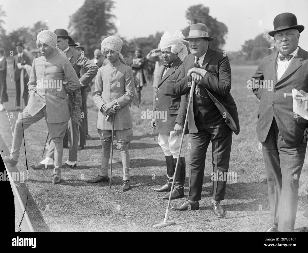 Maharajah von Jodhpur beobachtet sein Team bei Polo, in Ranelagh der Maharajah von Jodhpur und sein Bruder mit Thakuk RAM Singh (Jodhpur Polo Team Reserve Spieler) beobachten das Spiel 3. Juni 1925 Stockfoto