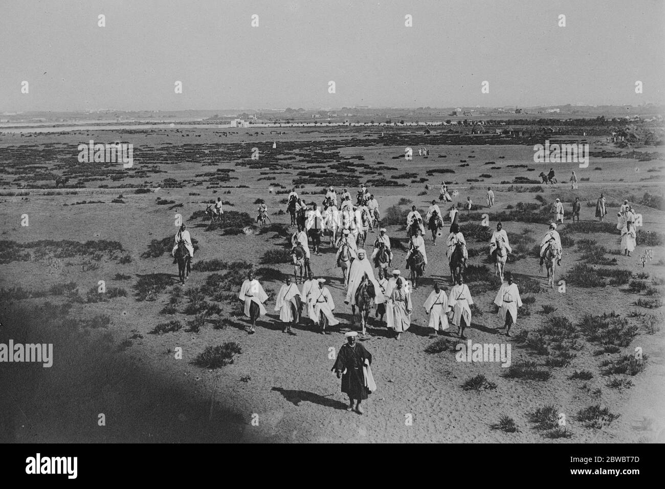 Auf seinem Weg in der Wüste zu beten, photogaphierte der Sultan von Marokko an einem Freitag, ein paar Meilen außerhalb der Mauer von Rabat 14 Oktober 1924 Stockfoto