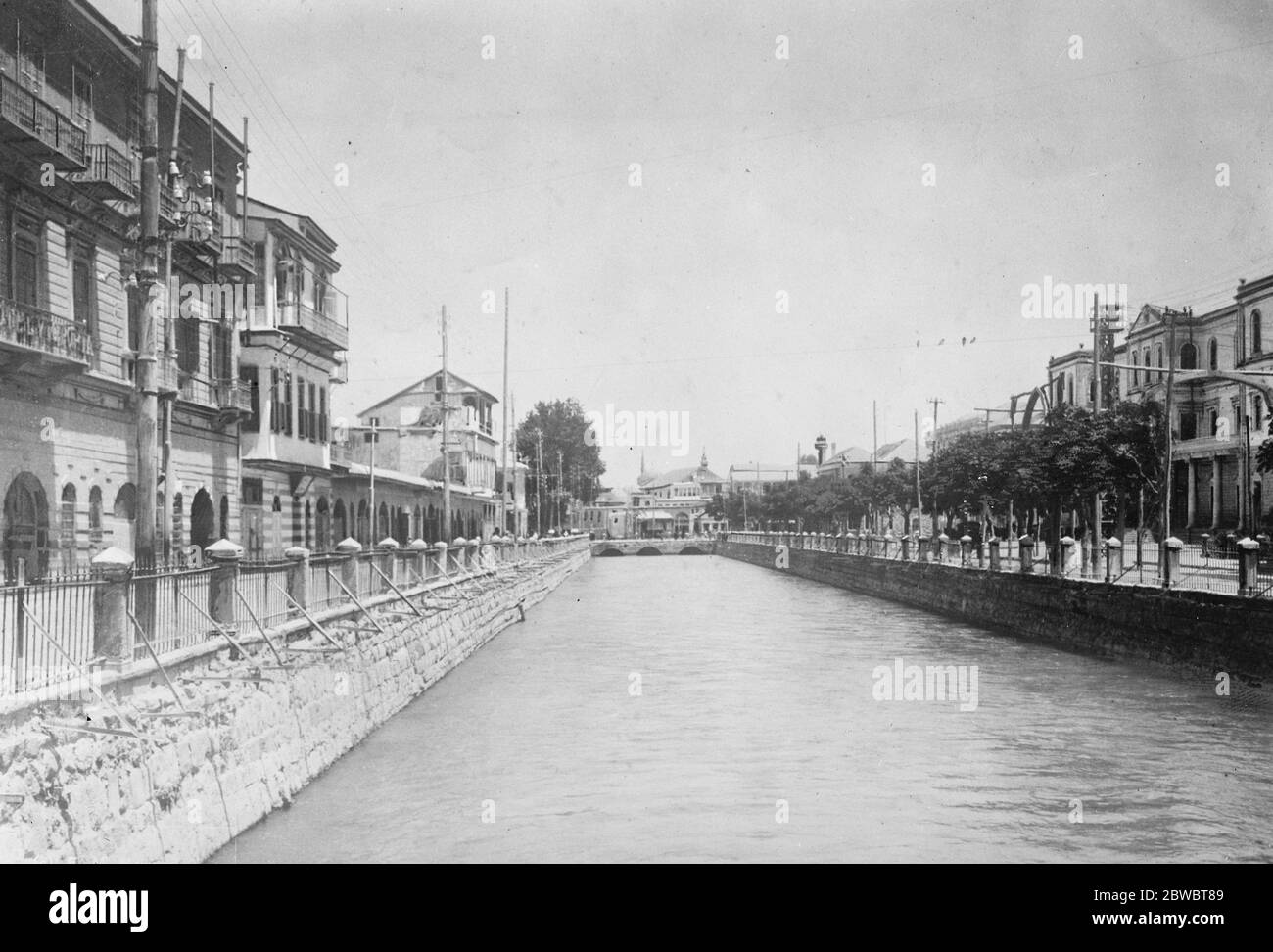 Berichtete Druse Angriff auf die älteste Stadt der Welt . Damaskus, moderne Gebäude am Fluss Barada, der durch das Zentrum der Stadt verläuft. Bis 28. August 1925 Stockfoto