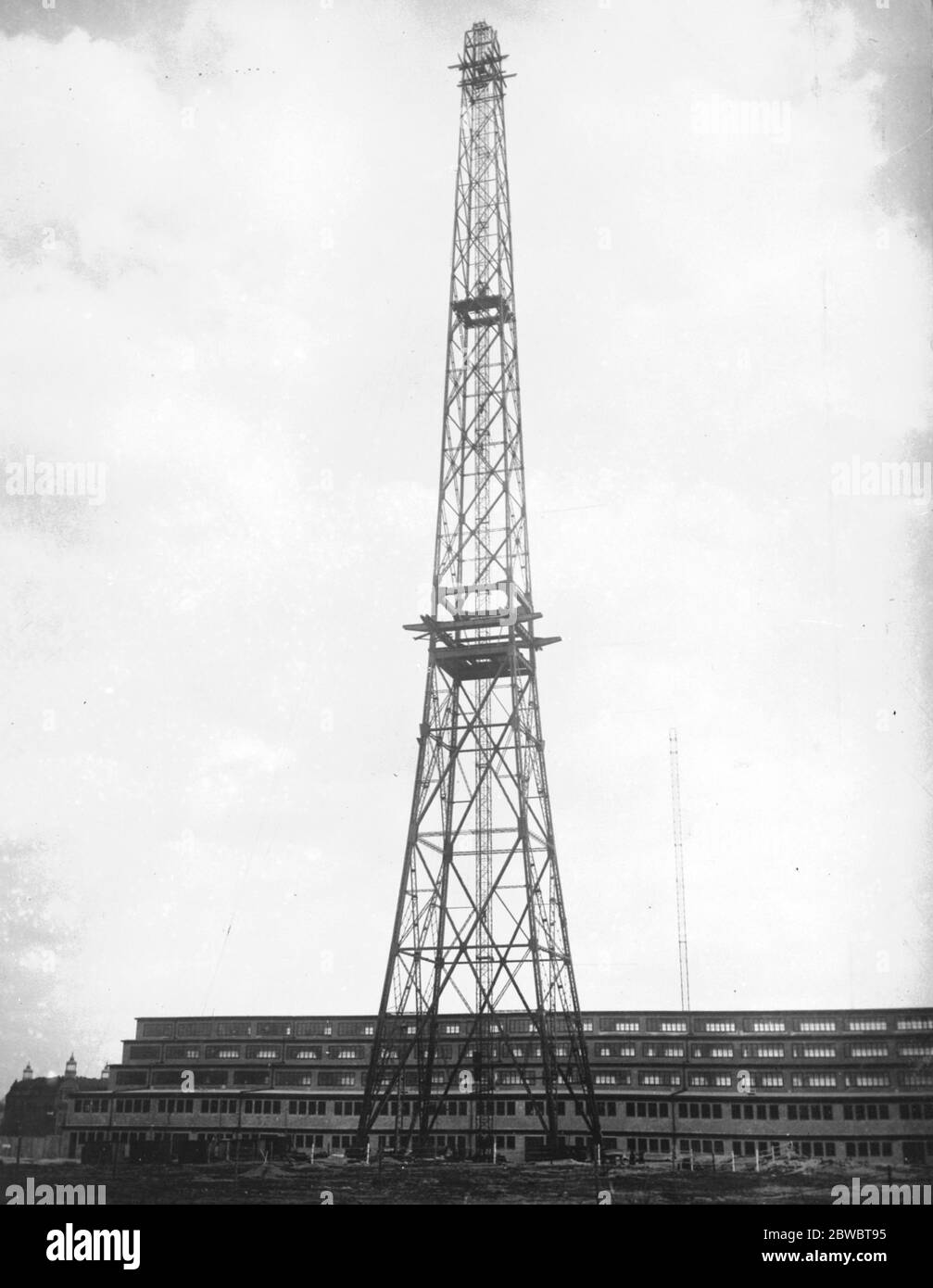 Berlin 's wunderbare neue Funkturm . Der neue Berliner Funkturm . Im Hintergrund die Radioausstellung Gebäude . 24. April 1925 Stockfoto