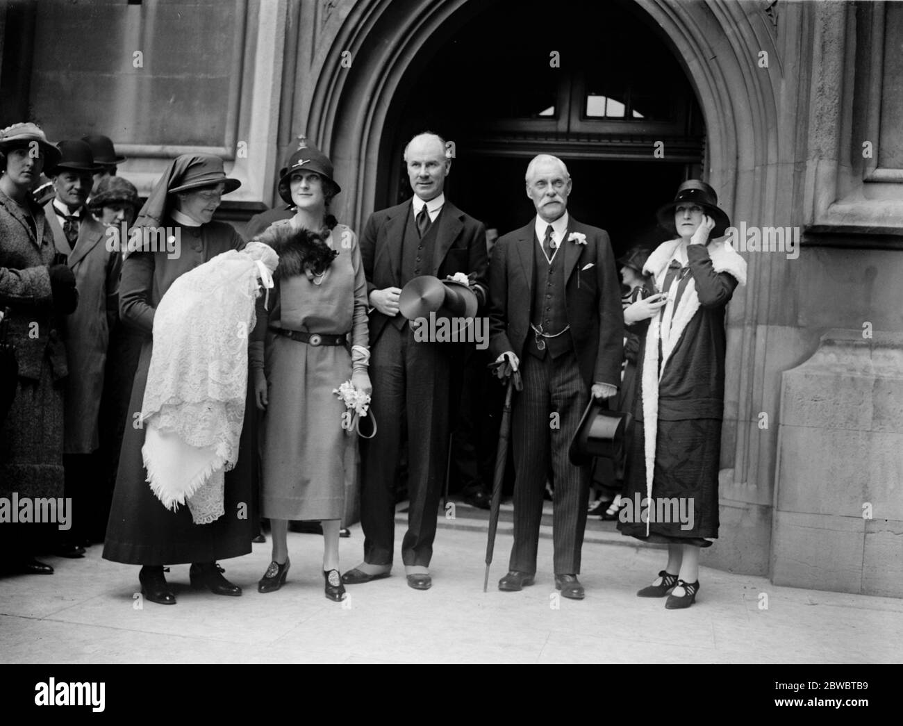 Lord Islington 's Enkel getauft. In der Krypta des Unterhauses fand die Taufe des Sohnes von Sir Edward und Lady Grigg statt. Die Krankenschwester und das Baby, mit dem Vater und der Mutter. 15 Mai 1924 Stockfoto