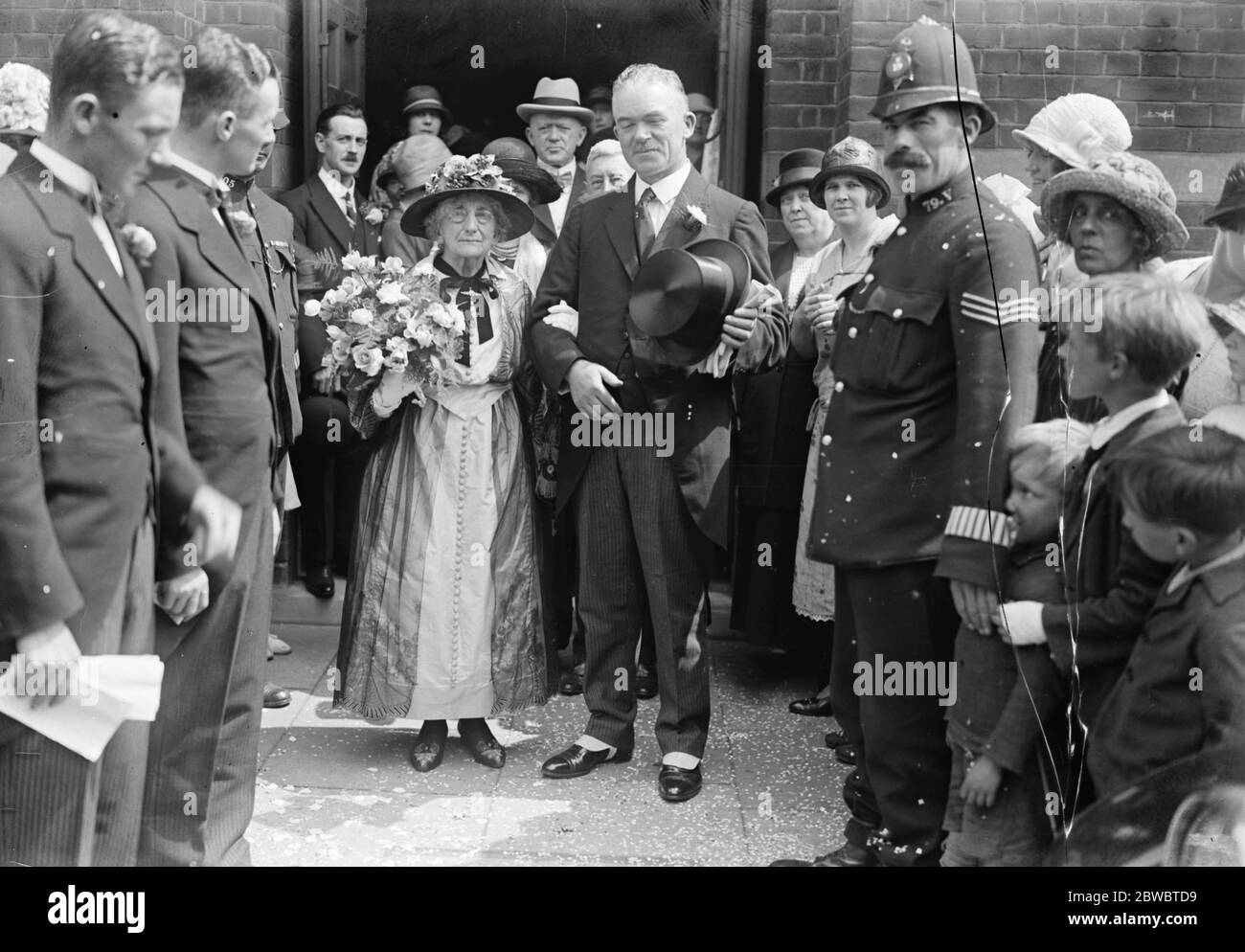 Tochter des Königs ' s spezielle Polizeiwache vermählt Miss N McBrien war in St Wihifrid ' s katholische Kirche verheiratet, Wimbeldon zu Herrn W. T. Harvey. 25 Juli 1925 Stockfoto