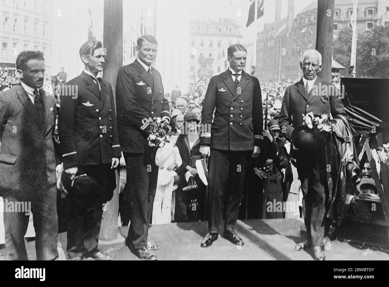 Die Ankunft der Roald amundsen in Oslo der offizielle Empfang auf dem Kai. Von links nach rechts Kapitän Roald Amundsen , Dietrichson , Riiser Larsen , Omdal , feucht 7. Juli 1925 Stockfoto