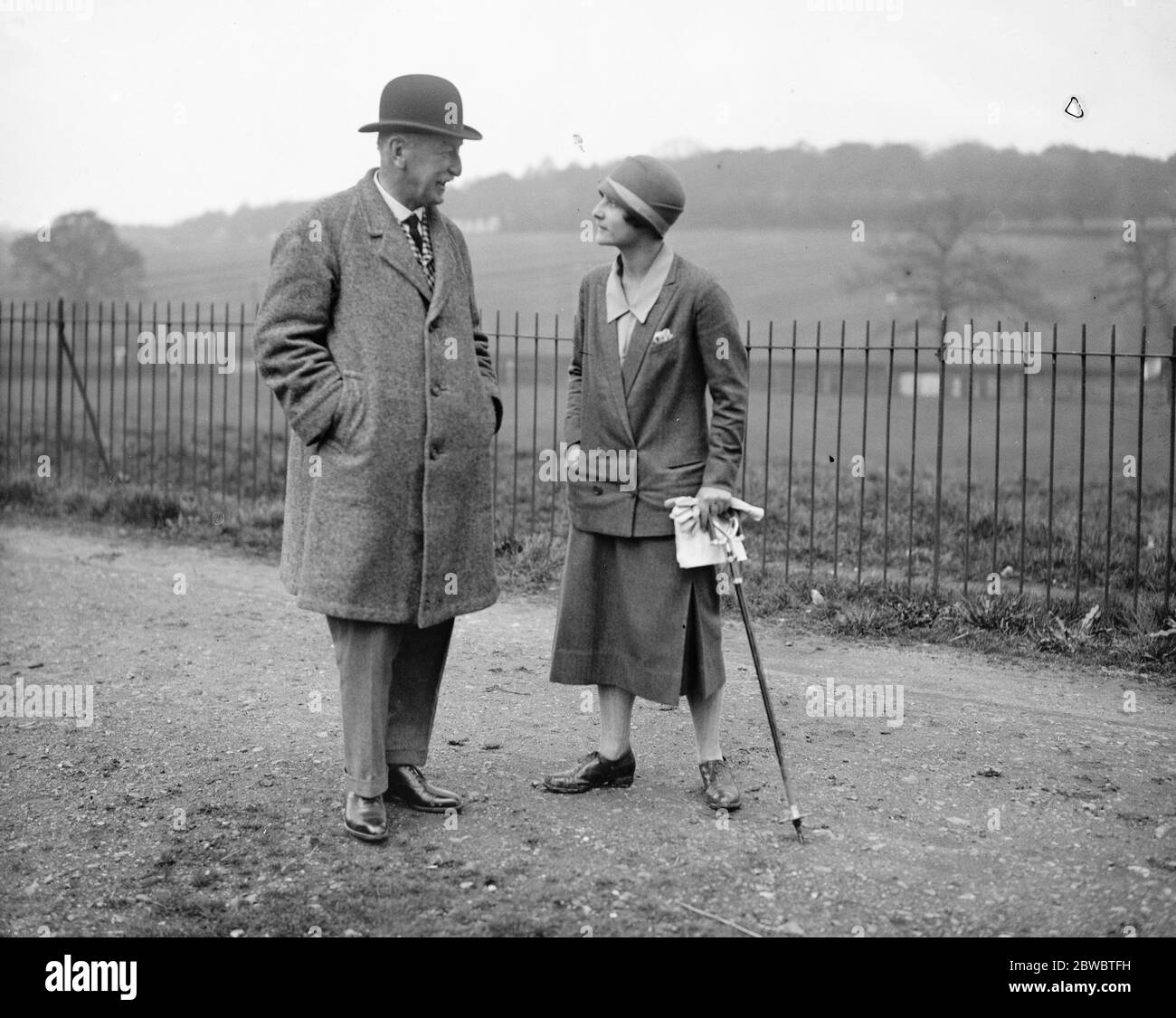 Hertfordshire Hunt 's neue Lady Master kauft einige der Pferde des pensionierten Master. Miss Alice Angela Beit (Tochter von Sir Otto Beit), der Nachfolger von Herrn Walker in der Meisterschaft der Hertfordshire Hunt war anwesend bei dem Verkauf von Herrn Walker 's Hunt Pferde. Miss Beit mit Herrn Walker nach dem Verkauf . 29. April 1926 Stockfoto