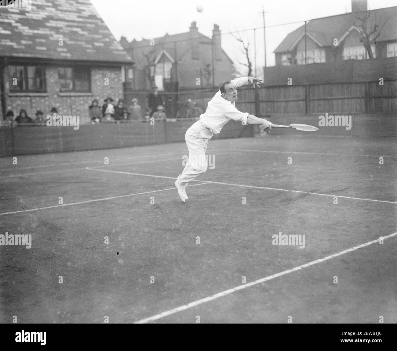 Rasen-Tennis-Turnier im Magdalenpark . R Lycett im Spiel in den Gents Singles . April 1925 Stockfoto