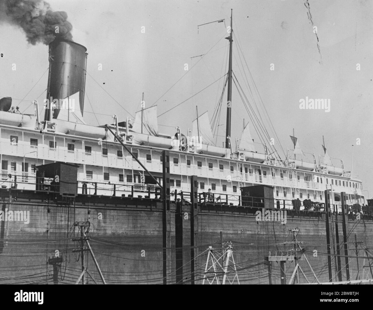 Neues Segellife Boot gibt Liner ein queeres Aussehen EIN Deck Blick auf den Pazifik-Liner Harvard jetzt im Trockendock in Los Angeles , wo sie mit Segel-Rettungsboote ausgestattet wird 12 Februar 1926 Stockfoto
