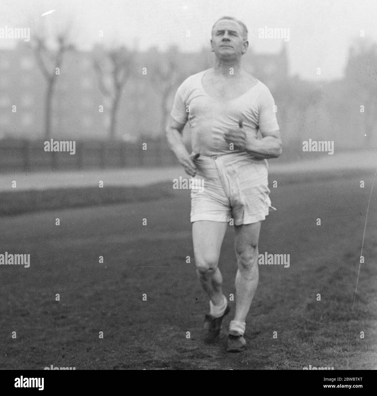 Walking man gegen das laufende Pferd zwischen trafalgar Square und York George Cummings in Ausbildung auf Paddington Recreation Ground für das Rückspiel gegen "The Sheik" von Herrn Tyrwhitt Drake gehört konkurrieren. Die Bedingungen des Spiels sind, dass Pferd und Mann gemeinsam am Trafalgar Square starten. Der Mann läuft und das Pferd läuft nach York, eine Entfernung von 200 Meilen 22 März 1924 Stockfoto