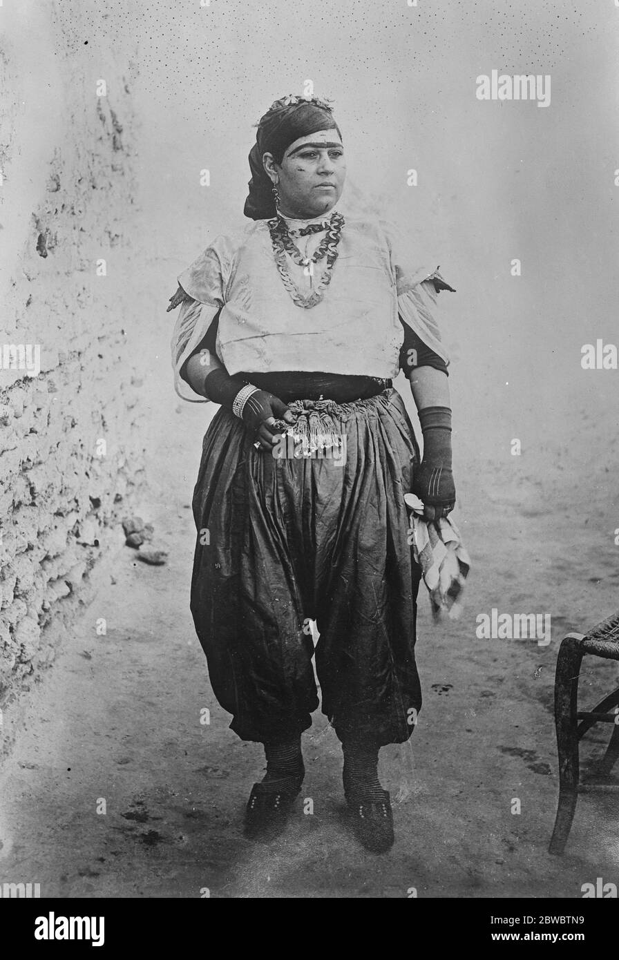 Wo Frauen die Hosen tragen. Ein malerisches Bild aus der Stadt Tunis, zeigt eine maurische Dame Position auf einer Shopping-Expedition. 29. Januar 1926 Stockfoto