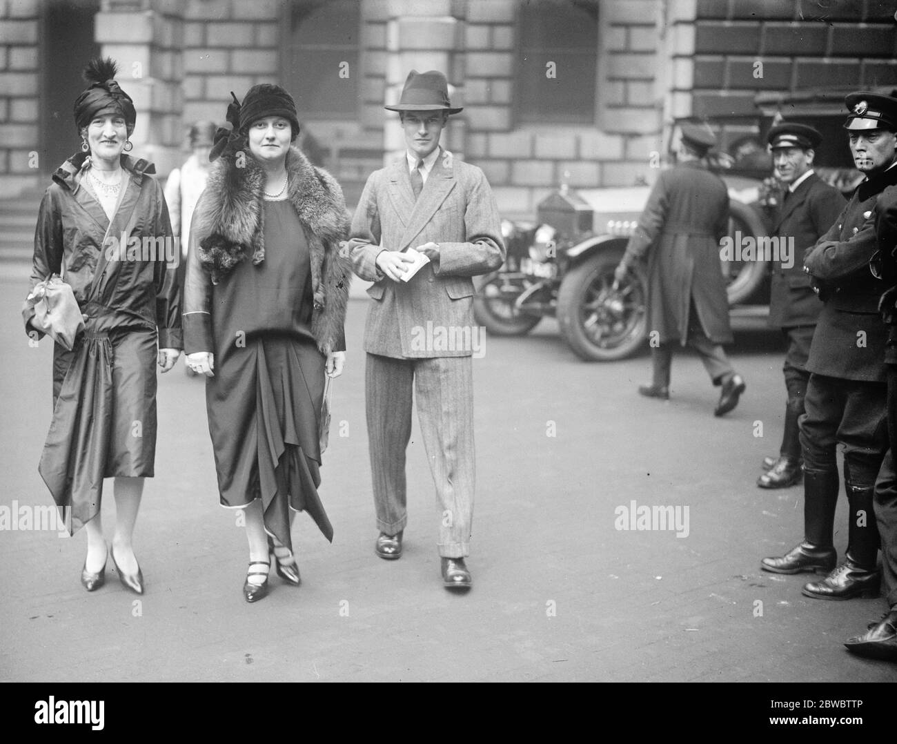 Privater Aussichtstag in der Royal Academy. Lady Oxford und Asquith mit Prinzessin Bibesco und Herr Anthony Asquith . 30. April 1926 Stockfoto