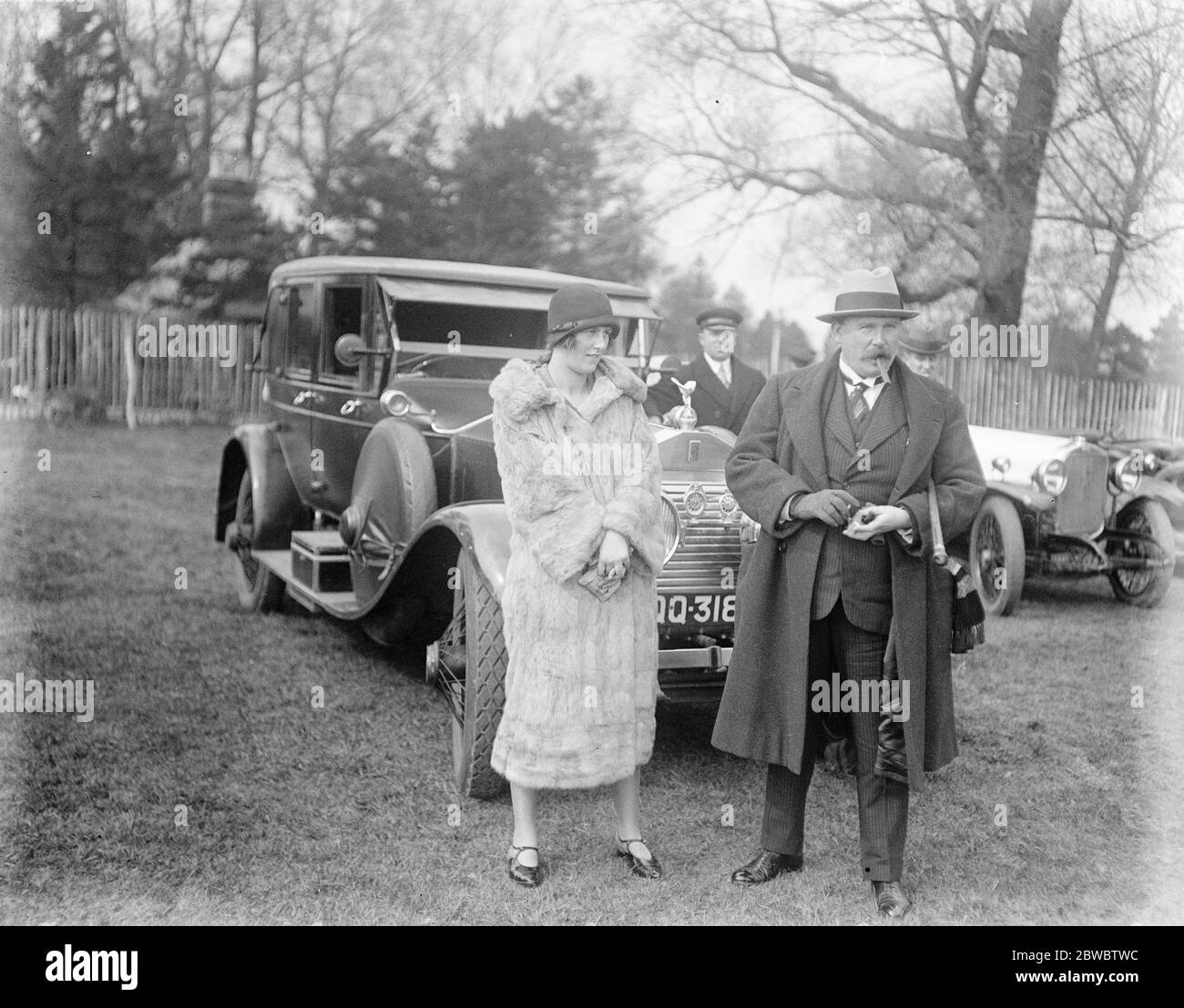 Polo Saison beginnt mit Hurlingham Frühjahr Handicap Turnier im Worcester Park, Malden. Sir John Lee, MP, mit seiner Tochter, zwei der interessierten Zuschauer. 20. April 1925 Stockfoto