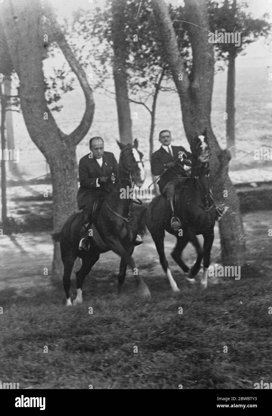 Italiens Premierminister als Reiter. Signor Mussolini, der italienische Premier, für einen Galopp in den Borghese Gärten in Rom. Dezember 1925 Stockfoto