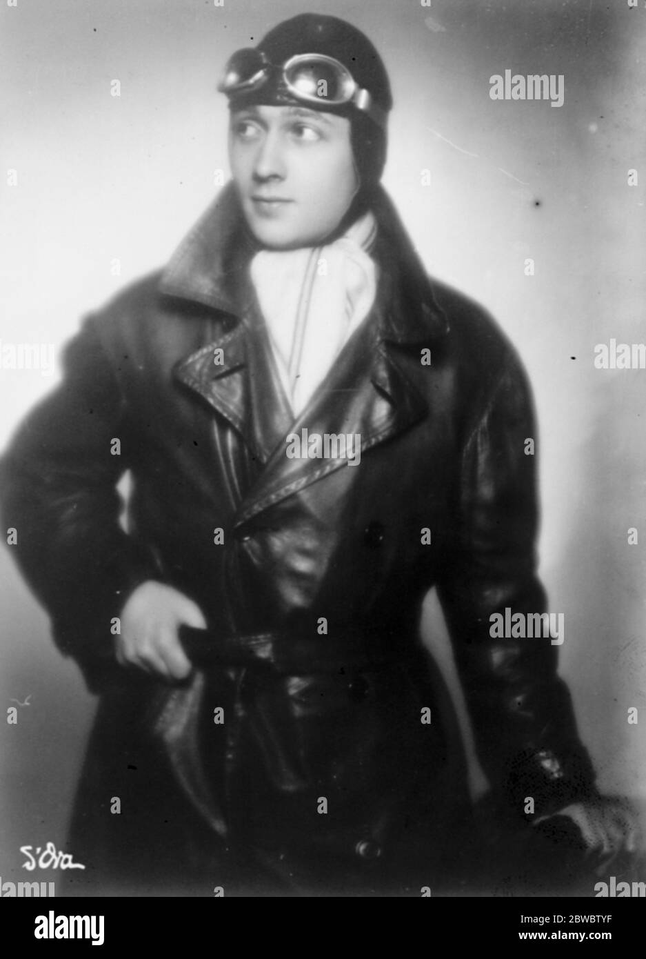Bekannte Flieger sagte, die meisten intelligent gekleidet Mann in Frankreich sein. M Pierre Play , der bekannte Flieger, der angeblich der schlaue gekleidete Mann in Frankreich ist. 23. November 1926 Stockfoto