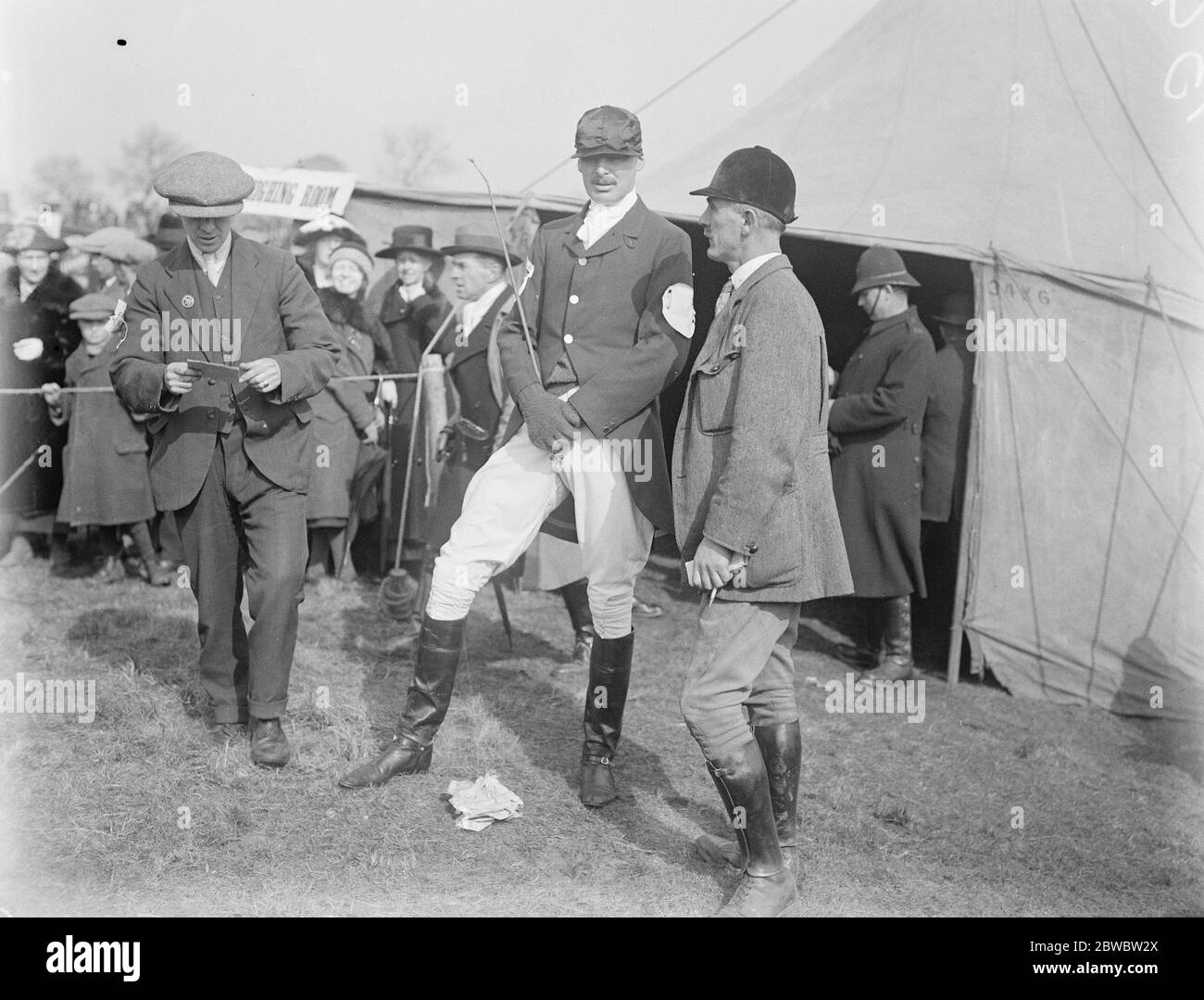 Der Prince of Wales fährt in den Grafton Hunt Point to Point Rennen. Major Loder, der in den Schotten Wachen konkurrierte. 21 März 1923 Stockfoto