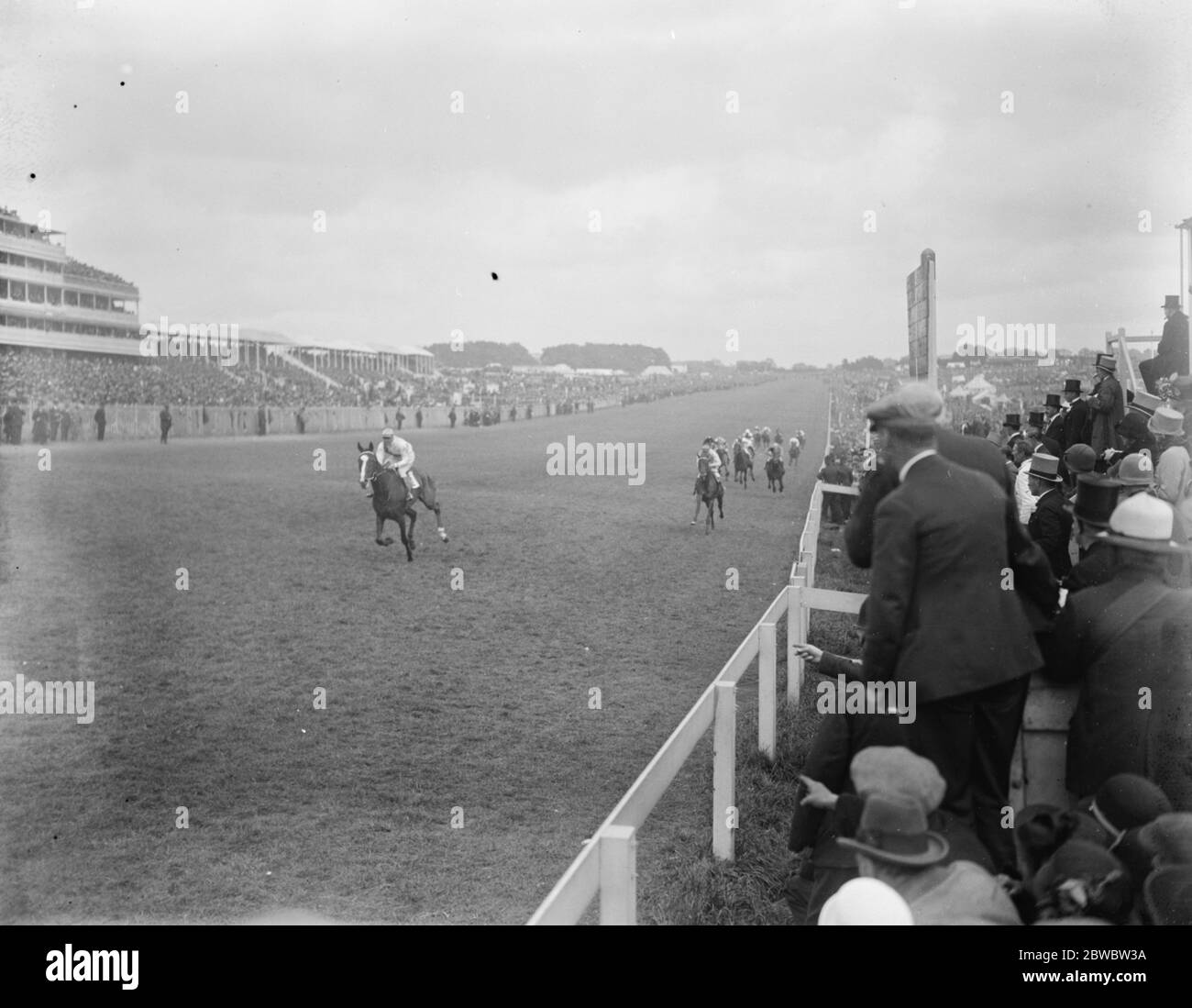 Lord Astor ' s ' Saucy Sue ' , F Bullock bis gewinnt die Eichen in Epsom das Ziel des Rennens 29 Mai 1925 Stockfoto