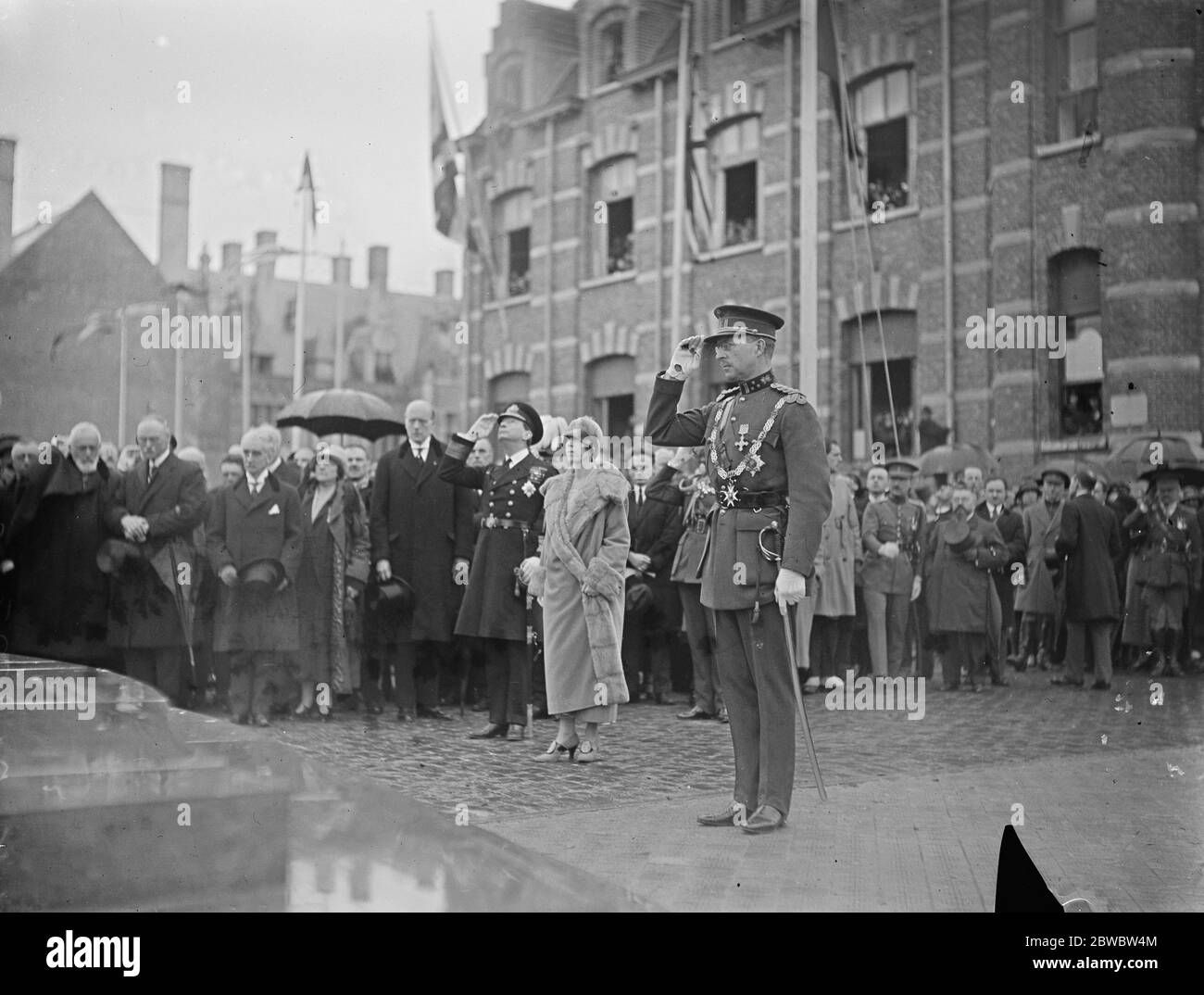 König Albert enthüllt Zeebruge-Denkmal in Belgien. König Albert grüsst die mit Admiral Sir Roger Keyes und die Königin beobachten. 23. April 1925 Stockfoto
