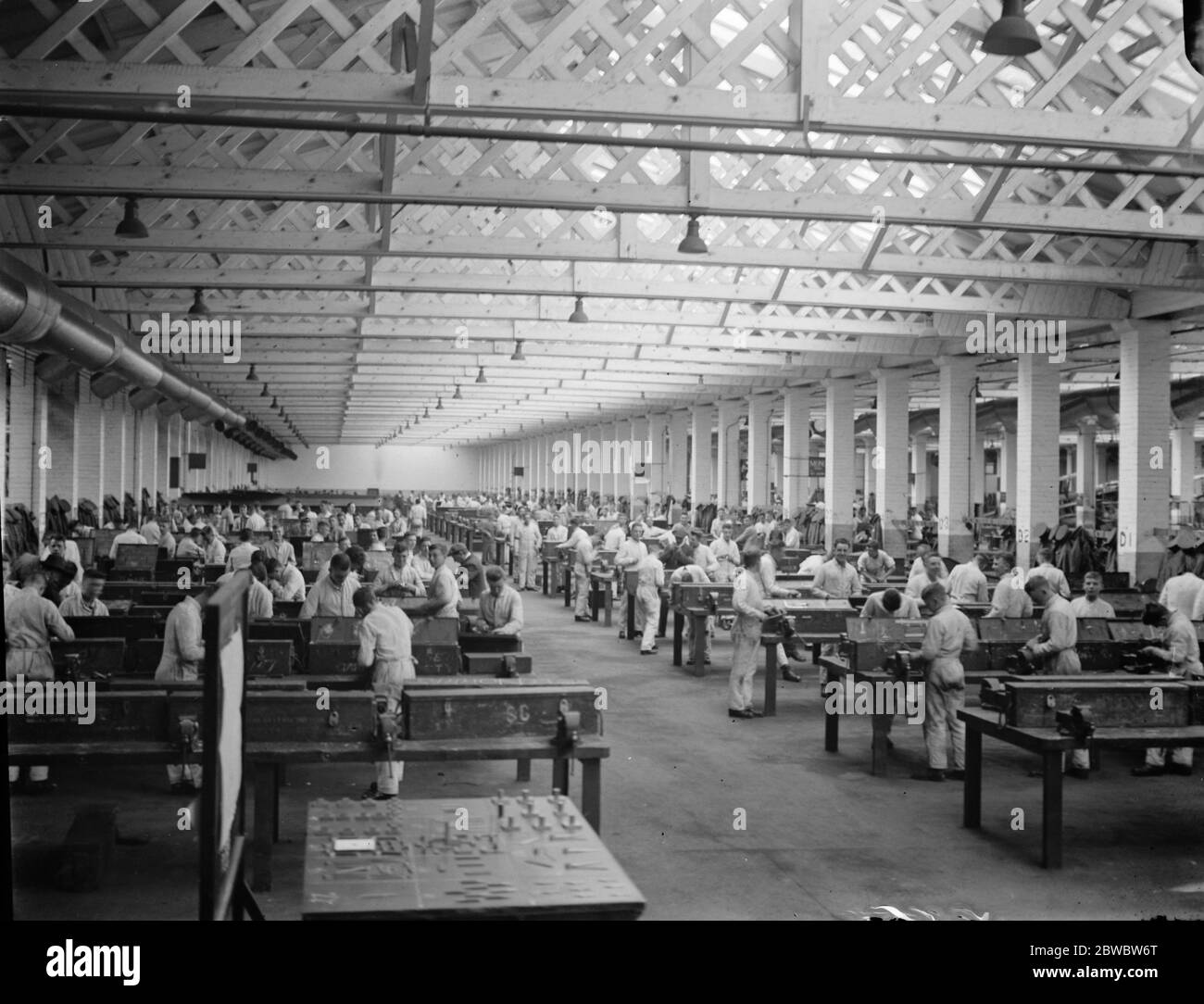 Junge Lehrlinge für Royal Air Force . Vertreter von London und Provincial Educational Behörden inspiziert die Royal Air Force School für Flugzeugschüle in Halton, Bucks. Ein allgemeiner Blick auf die riesige Schreinerei. 25. September 1923 Stockfoto