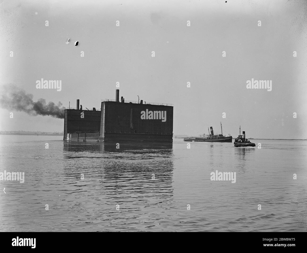 Riesige deutsche schwimmende Dock zu helfen, in der Aufzucht großen deutschen Kriegsschiff bei Scapa Flow 12 Juni 1925 Stockfoto