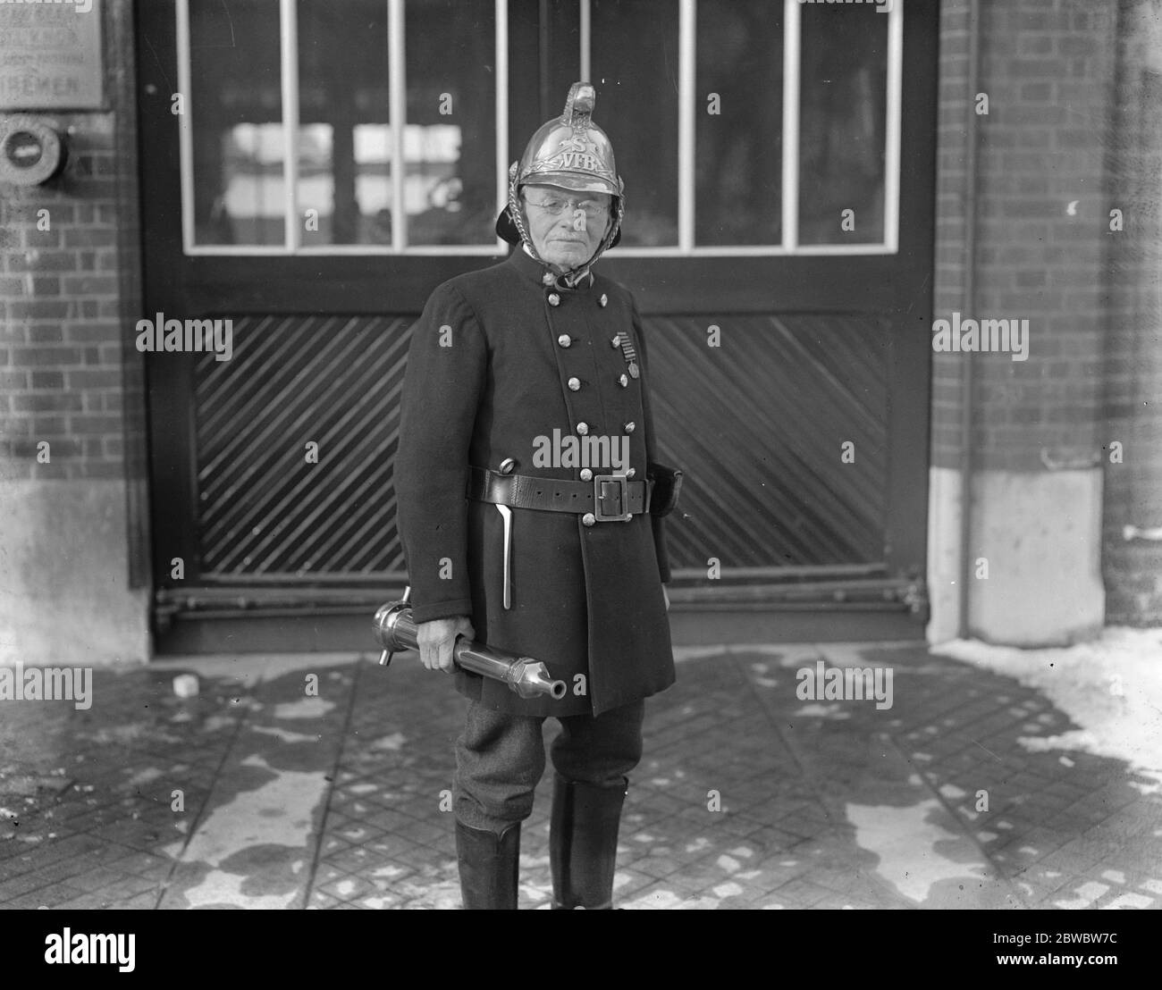 Feuerwehrmann Henry Jordan, von der Slough Freiwilligen Feuerwehr, der noch vor 81 ein sehr aktiver Feuerwehrmann ist. 18. Januar 1926 Stockfoto