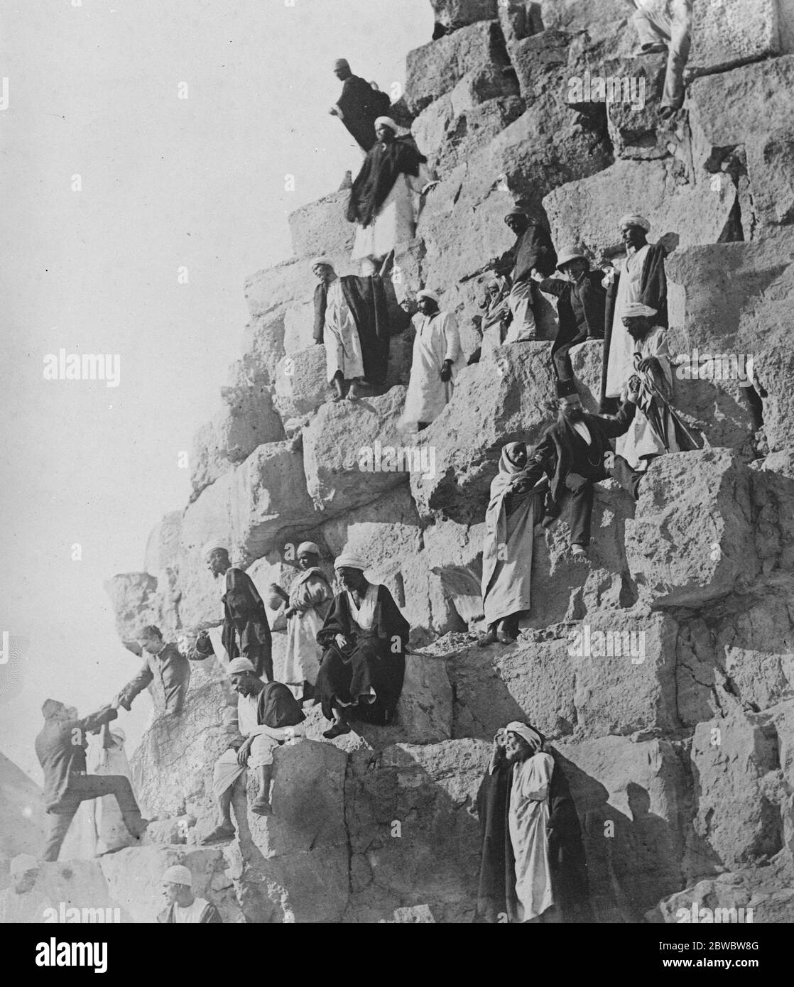 Die große Pyramide von Cheops, Ägypten. Die große Pyramide von Cheops, auf der ein Tourist sein Leben durch Abrutschen und Herunterrollen Hundertstel Füße verloren hat. April 1926 Stockfoto